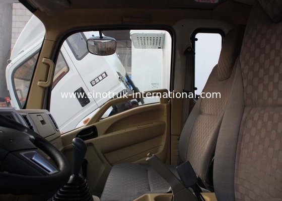SINOTRUK HOWO 16 Tons Light Duty Trucks LHD 140HP , Box Van Truck ZZ1167G3815C1