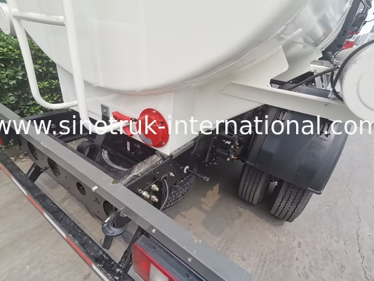 সিনোট্রুক হাও 4x2 6 চাকার তেল ট্যাঙ্ক ট্রাক 5-6CBM ফ্লোমিটারের সাথে একক বিন