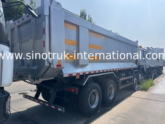 SINOTRUK HOWO 371HP 8X4 ট্যাপার ডাম্প ট্রাক নির্মাণ পুরানো সামনের মুখ সামরিক বাম্পার জন্য খনির এলাকায় দুটি সতর্কতা লাইট ইউ টাইপ কনটেইনার